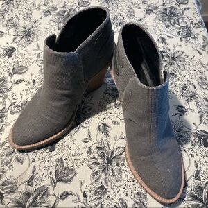 KENNETH COLE Reaction Sz 9 Fabric Leather 3.5” Stacked Heel Ankle  Booties